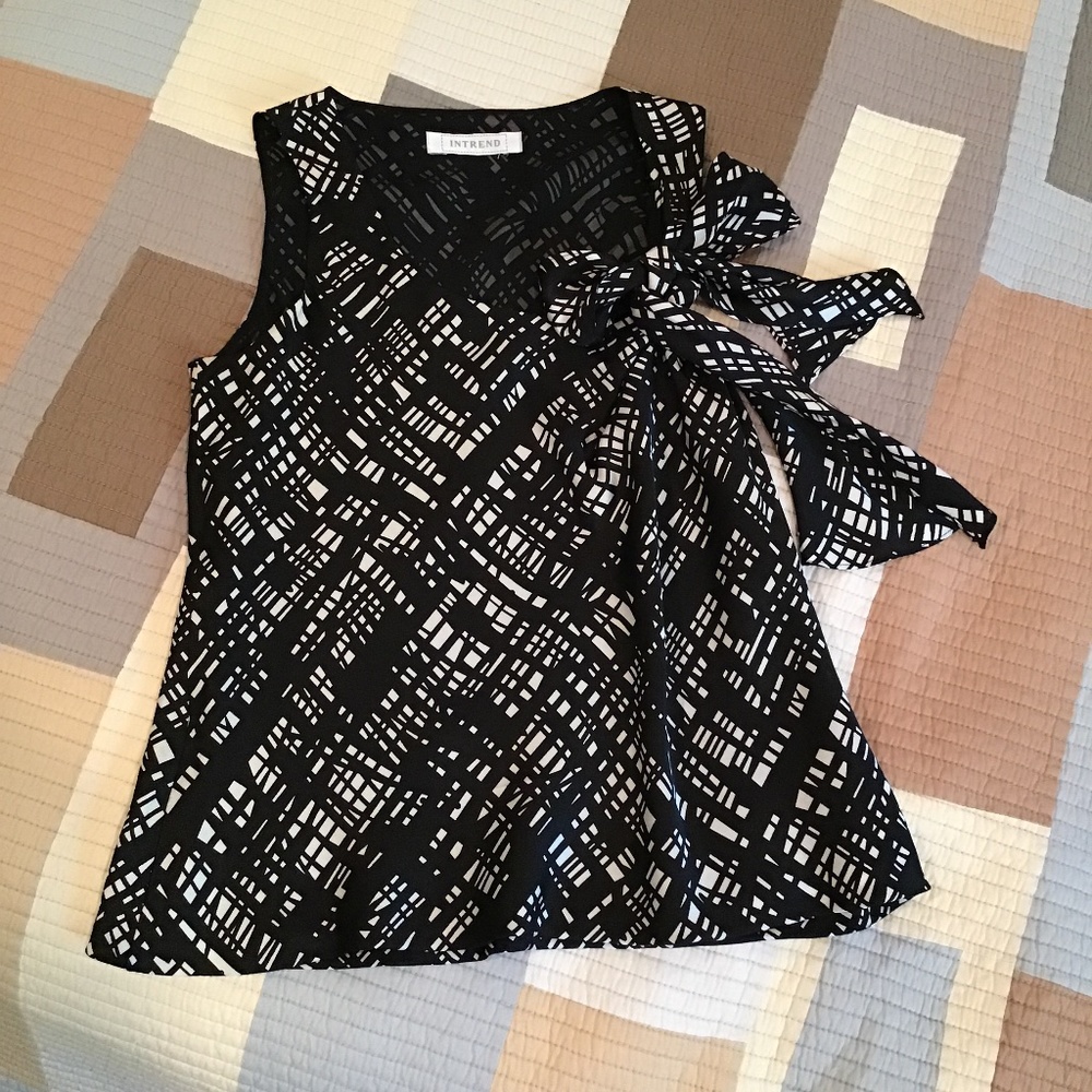 Intrend Abstract Black & White Silk Top Sleeveless